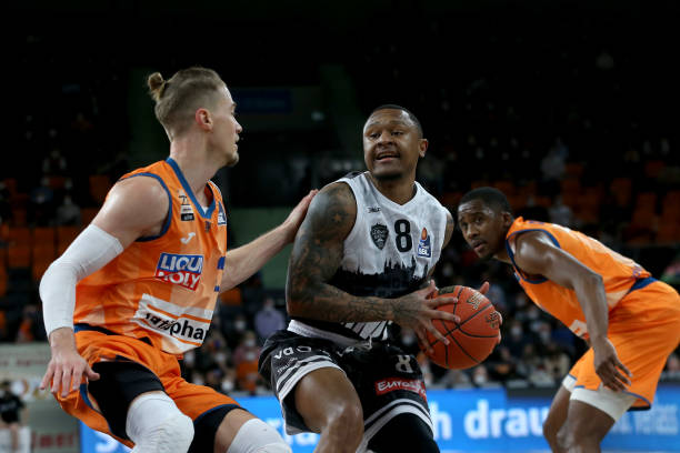 承担着巨大 承担着巨大